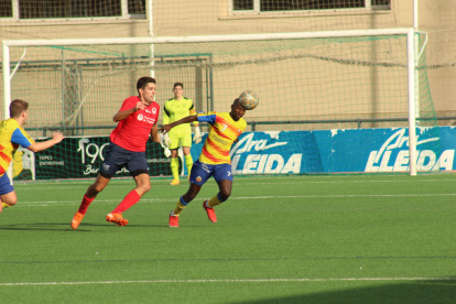 Pau Solanes, del Balaguer, pugna con un jugador rival por el control del balón.