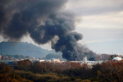 La columna de humo que generó el incendio, derivado de la combustión de químicos, pudo verse en un radio de 12 kilómetros.
