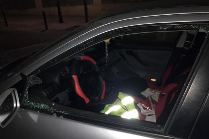 Imatge del vidre del conductor trencat del vehicle en què van robar.