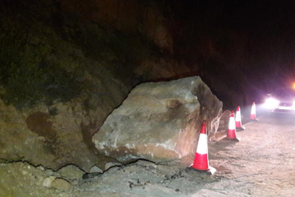 Imatge de la roca que va caure ahir sobre la carretera C-233 a la Granadella, ja en un marge de la via.