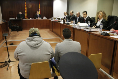 Els dos acusats, amb Ismael Rodríguez Clemente a la dreta, ahir en el primer dia de judici a l’Audiència Provincial de Lleida.