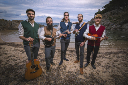 Imatge promocional del quintet barceloní de “folk mariner” El Pony Pisador.