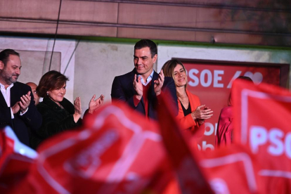 Pedro Sánchez ha guanyat les eleccions però la seua cara demostrava decepció davant del nou mapa.