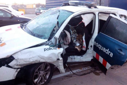 Estado en el que quedó el coche patrulla tras la brutal colisión.