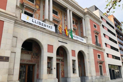 Las banderas de la Diputación de Lleida, a media asta en recuerdo a las víctimas del coronavirus. 