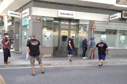 Membres de l'empresa Desokupa actuen a la ciutat de Lleida