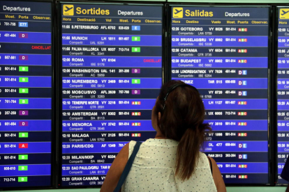 Una usuària a l'aeroport del Prat de Barcelona.