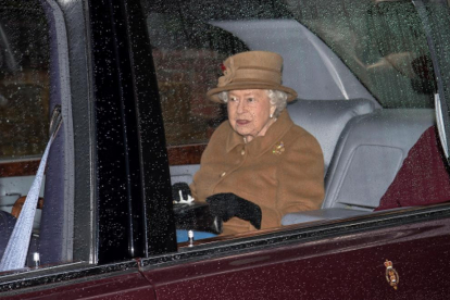 La reina Isabel II, a l’arribar dissabte a la missa Sandringham.