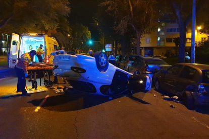 Un conductor borracho estrella su coche en el casco urbano de Reus