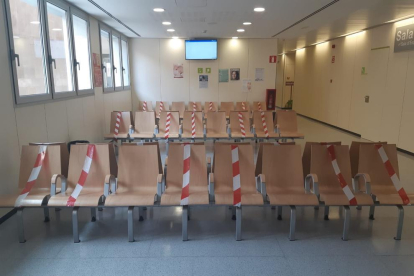 Las salas de espera garantizan el distanciamiento social entre los pacientes.