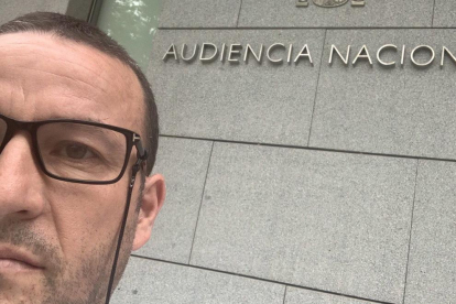 Albert Esteve es va fer ahir un selfie davant la seu de l’Audiència Nacional.