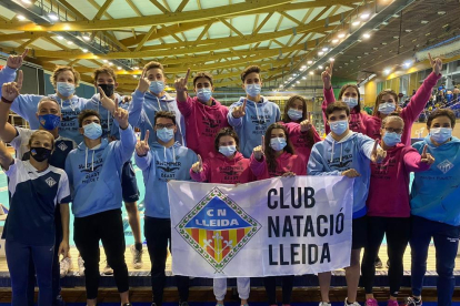 Els nadadors del CN Lleida i els seus entrenadors celebren l’ascens de categoria diumenge passat.