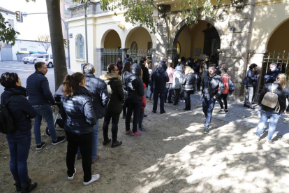 Colas para poder votar a las puertas del centro de formación para adultos de los Camps Elisis, en el barrio de Cappont. 