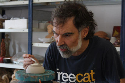 El líder d'Òmnium, Jordi Cuixart, pintant una peça de ceràmica en una imatge que ell mateix va piular a Twitter.