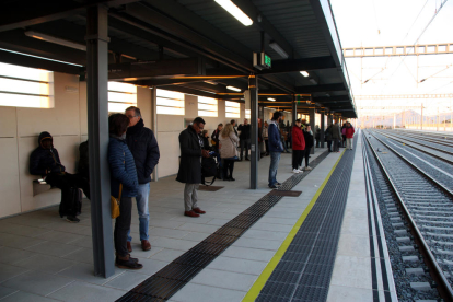 Els passatgers esperant el tren a la nova estació de Cambrils.