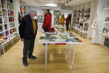 Algunos de los primeros clientes, ayer por la mañana en la nueva librería ‘la irreductible’ de Lleida.