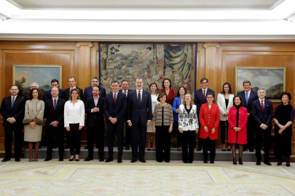 Foto de família del nou Executiu de coalició al costat del rei Felip VI al palau de La Zarzuela.