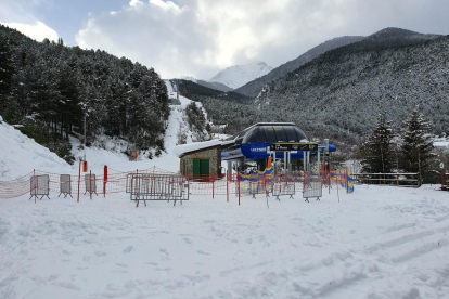 Primeros esquiadores que ayer desafiaron el viento y estrenaron la temporada en el Alt Urgell. En Espot, los operarios también trabajaron que dejar preparado el complejo. 