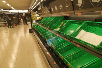 Provisió d'aliments en supermercats de Lleida pel temor al coronavirus
