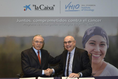 Isidre Fainé y Josep Tabernero, durant la firma de l'acord entre el VHIO i 