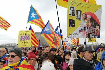 Unos 300 independentistas arroparon a Puigdemont y Comín, ayer.