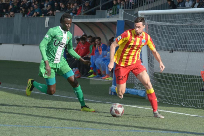Una acción del partido que disputaron este domingo pasado Cornellà y Lérida.