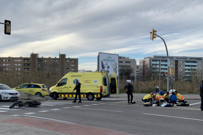 Imatge del lloc de l'accident, amb un motorista greu, a l'LL-11, Lleida