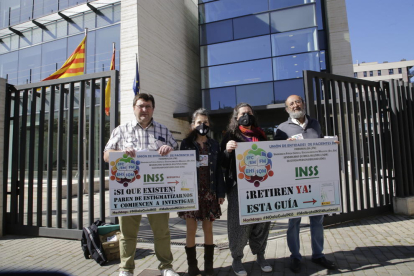 Participants en la concentració davant de l’INSS de Lleida, ahir.