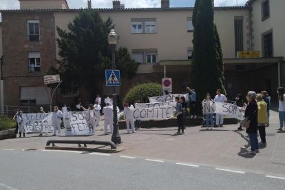 Els treballadors del CAP de Mollerussa, davant del centre.