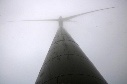 Un molino rodeado de niebla en el parque eólico de Montargull, en la Segarra.