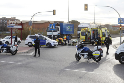 Los servicios médicos atendiendo al motorista accidentado en la LL-11 en Lleida. Falleció horas después en el hospital.