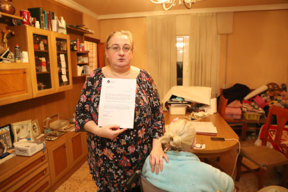 La afectada muestra la carta que le deniega una vivienda de la mesa de emergencia.