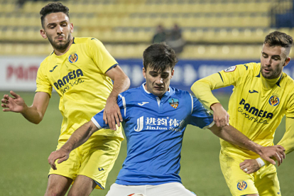 Xemi intenta controlar el balón en una acción del partido del sábado en Villarreal.