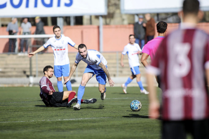 Tres jugadors del Mollerussa superen un rival en una acció del partit que es va disputar ahir.