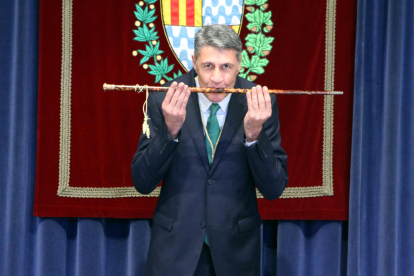 El popular Xavier Garcia Albiol fa un petó a la vara d’alcalde de Badalona.