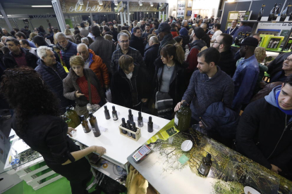 Visitantes en la pasada edición de la Fira de l’Oli celebrada en Les Borges Blanques en enero. 
