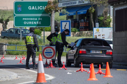 Control de la Policía Nacional en la frontera de Feces de Abaixo, entre Galicia y Portugal.