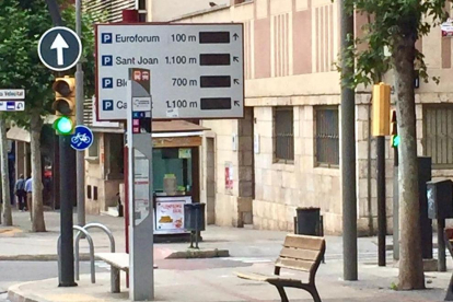 La Paeria de Lleida retira els panells electrònics que informaven sobre places d'aparcament lliures, en desús fa anys