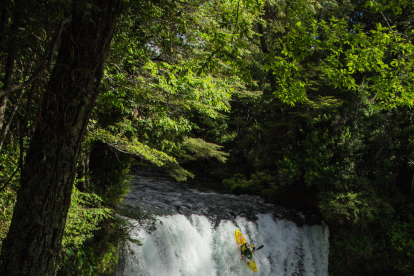 Ian Salvat desciende por la cascada Tomatita, en Chile, que tiene una caída de 15 metros.