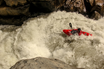 Ian Salvat desciende por la cascada Tomatita, en Chile, que tiene una caída de 15 metros.