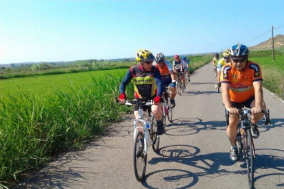 Felix i els seus companys pugen a la bici tres dies a la setmana i recorren una mitjana de 80 km a cada sortida.