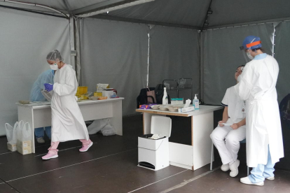 Personal sanitario realiza test en en hospital de Basurto.