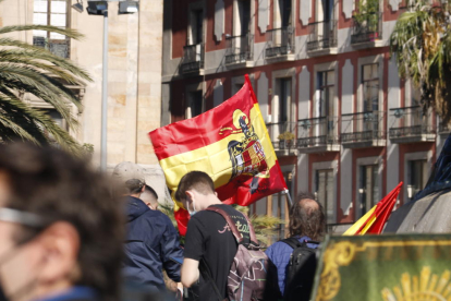 Manifestante con la bandera franquista, ayer en Barcelona.