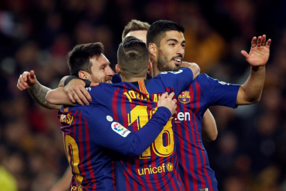 Leo Messi, Luis Suárez i Jordi Alba celebren el gol anotat per l’argentí, el número 400 del seu compte a la Lliga espanyola.