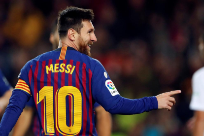 Leo Messi, Luis Suárez y Jordi Alba celebran el tanto anotado por el argentino, el número 400 de su cuenta en la Liga española.