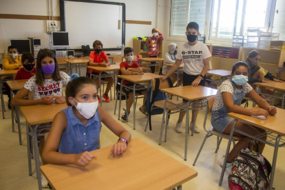 Alumnos de Primaria del colegio Maria Mercè Marçal de Tàrrega, en el aula con mascarilla.