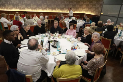 Imagen de archivo de un encuentro para mayores que viven solos. 