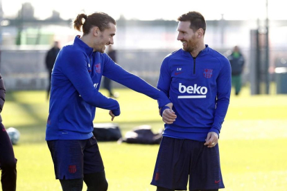 Griezmann y Leo Messi, ayer departiendo durante el entrenamiento matinal.
