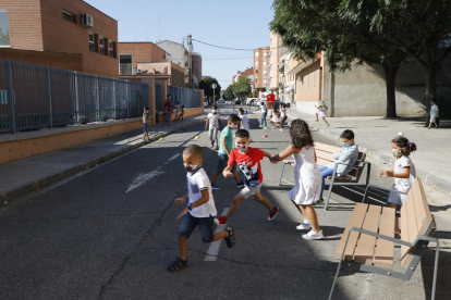 A l’esquerra, sortida d’alumnes de l’escola Príncep de Viana. A la dreta, nens del col·legi Pardinyes juguen en un carrer annex que és de vianants i ara serveix de pati.