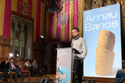 El filólogo leridano Arnau Barios recibió ayer el premio en el Saló de Cent del ayuntamiento barcelonés.